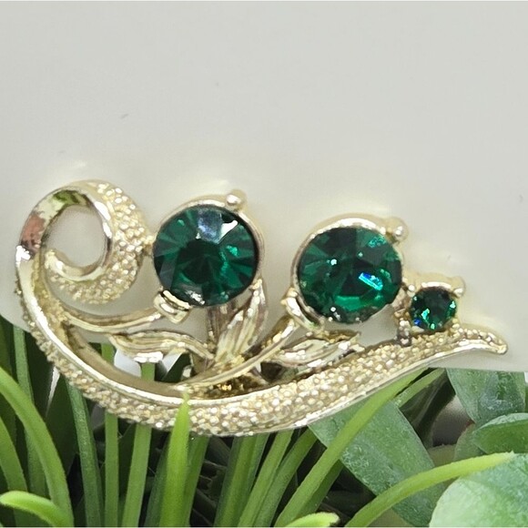 Vintage Signed LISNER Gold Tone Green Rhinestone Clip On Earrings - Picture 6 of 9